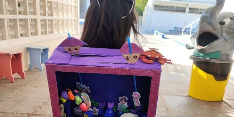 Creatividad infantil toma las aulas por el Día del Niño con mochilas y peinados locos