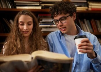 Día del Libro: hombres leen un poco más que mujeres en México, hábitos mejoran