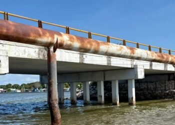 Alertan por daño estructural en puente de Sabancuy; piden intervención urgente