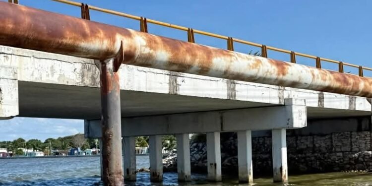 Alertan por daño estructural en puente de Sabancuy; piden intervención urgente