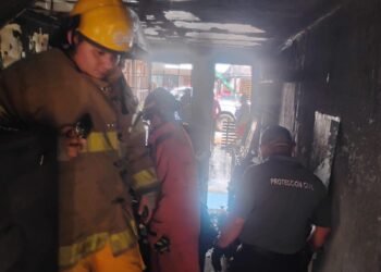 Se evita tragedia en Carmen: incendio deja cuatro lesionados y rescatan a dos michis
