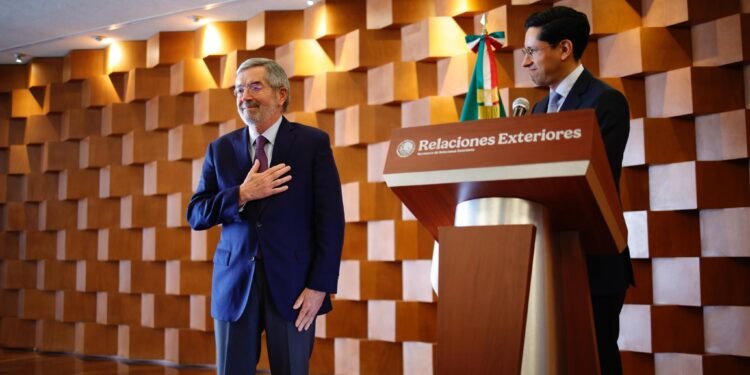 Roberto Velasco encabezará la SRE tras salida de Juan Ramón de la Fuente