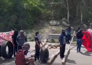 Normalistas bloquean carretera en Campeche y exhiben abandono educativo