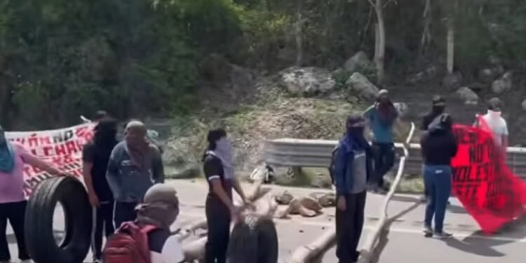 Normalistas bloquean carretera en Campeche y exhiben abandono educativo