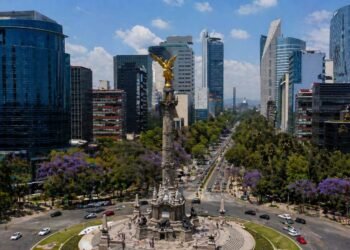 ¿Sabías que al Ángel de la Independencia le han agregado 14 escalones? Así se hunde la CDMX