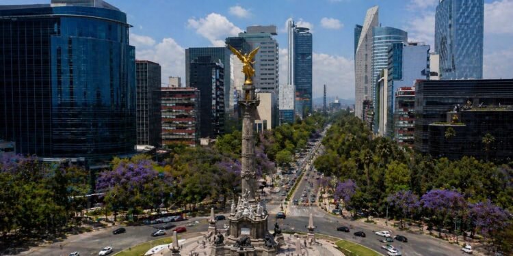 ¿Sabías que al Ángel de la Independencia le han agregado 14 escalones? Así se hunde la CDMX