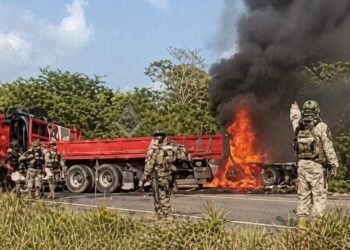 Mueren tres militares en choque e incendio de convoy en carretera Carmen-Frontera