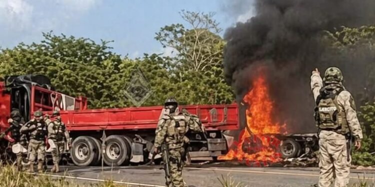 Mueren tres militares en choque e incendio de convoy en carretera Carmen-Frontera