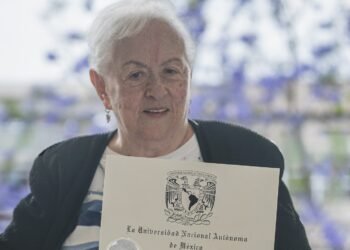 Cambió las canas por un birrete y a los 89 años se doctoró