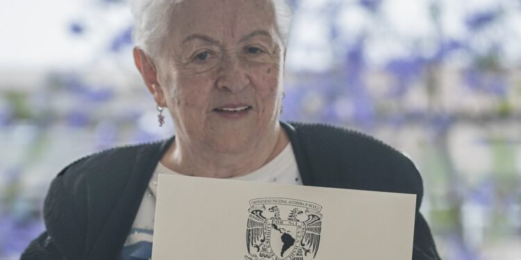 Cambió las canas por un birrete y a los 89 años se doctoró