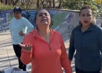 Lady ¿Qué te cuesta? Reclama y golpea a joven por un espacio para hacer ejercicio