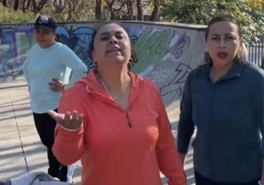 Lady ¿Qué te cuesta? Reclama y golpea a joven por un espacio para hacer ejercicio