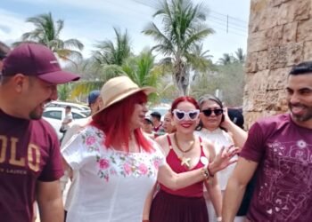 Layda Sansores recorre Playa Bonita en temporada vacacional