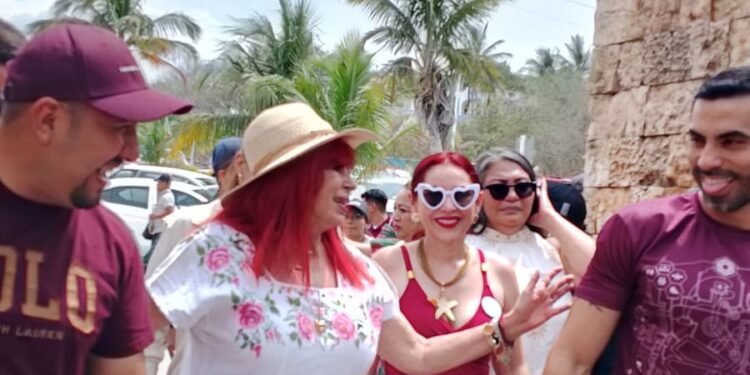 Layda Sansores recorre Playa Bonita en temporada vacacional