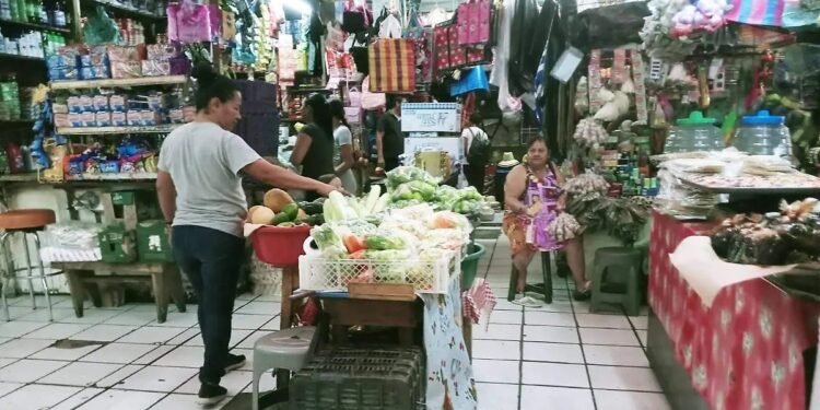 Amas de casa reciben alivio: desacelera inflación en abril y cae costo de servicios