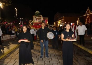 Silencio, fe y eucaristía: fieles reviven la Pasión de Cristo