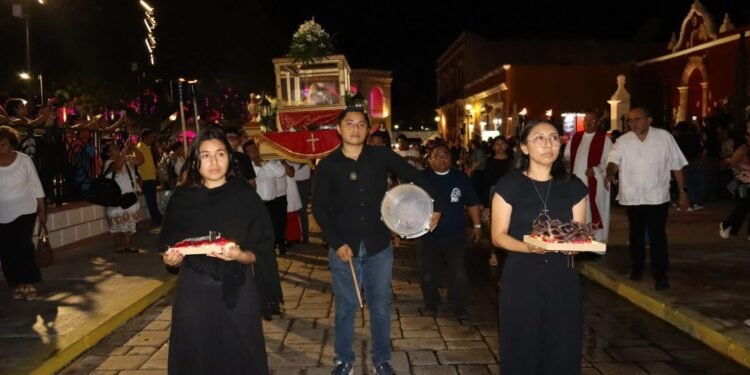 Silencio, fe y eucaristía: fieles reviven la Pasión de Cristo