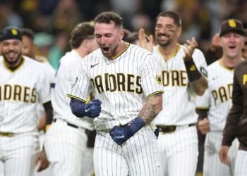 Padres de San Diego tienen nuevo dueño; compra el equipo por 3.9 mil mdd