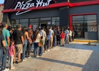 Fiebre por la pizza gratis desata filas y pone de cabeza a  los campechanos