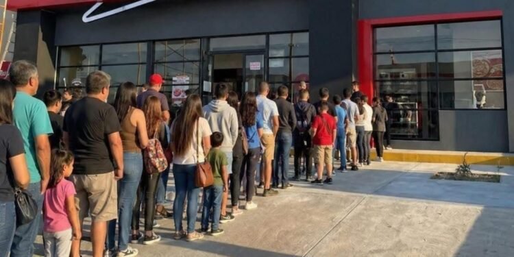 Fiebre por la pizza gratis desata filas y pone de cabeza a  los campechanos