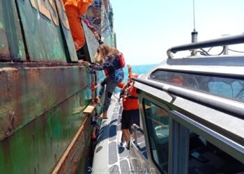 ¡Al borde de la tragedia en altamar! Marina rescata a cinco tripulantes frente a Carmen