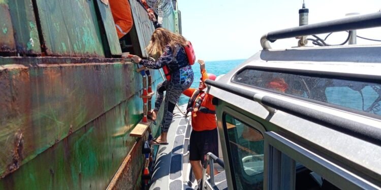 ¡Al borde de la tragedia en altamar! Marina rescata a cinco tripulantes frente a Carmen