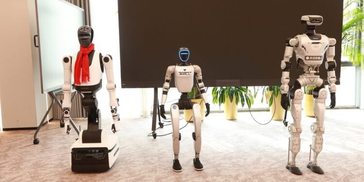 Robots ya no solo imitan: corren medio maratón y rompen récord humano