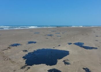 Derrame en Veracruz golpea al puerto y agrava crisis ambiental en México
