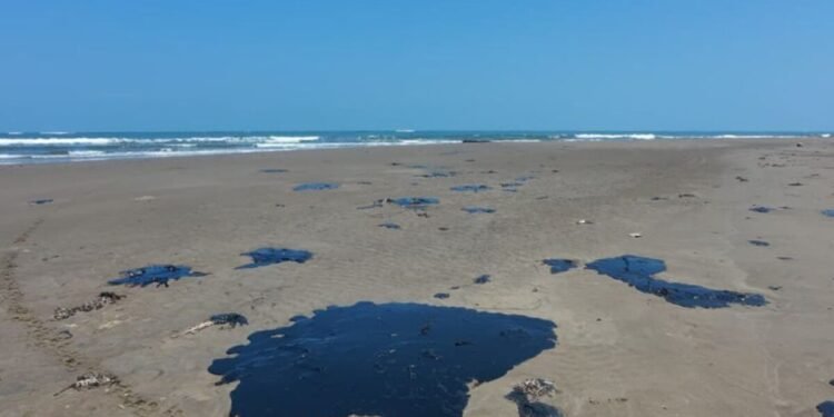 Derrame en Veracruz golpea al puerto y agrava crisis ambiental en México
