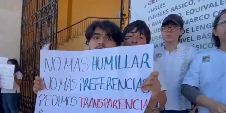Conflicto en la Escuela de Turismo escala a protesta; estudiantes exigen destitución de director