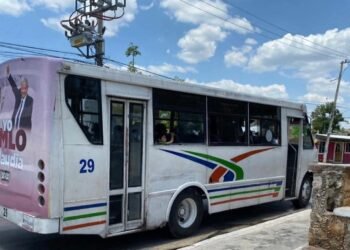 Suben el pasaje… pero sin permiso en “José María Morelos y Pavón”