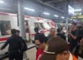 Tragedia ferroviaria en Indonesia: tren embiste a otro detenido. Esto pasó