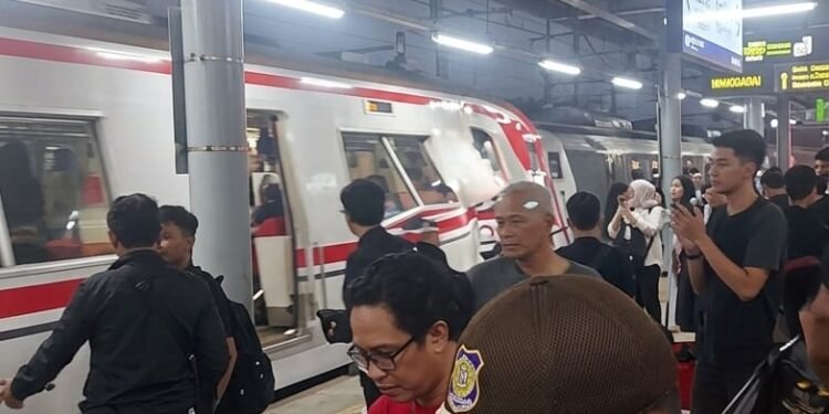 Tragedia ferroviaria en Indonesia: tren embiste a otro detenido. Esto pasó