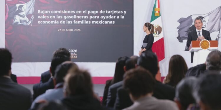 Sheinbaum acuerda con bancos reducir costos en pagos de gasolina