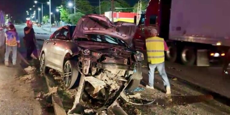 Choca, derriba luminaria… y se “retira discretamente”