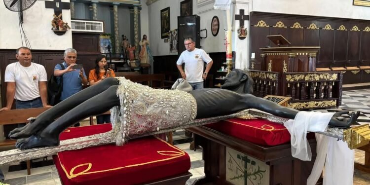 Rescatan pilastras históricas y restauran al Cristo Negro de San Román