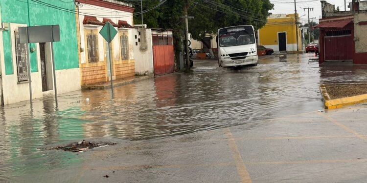 Lluvias generan encharcamientos y activan alerta vial