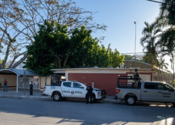 Policías reciben a estudiantes en planteles. Así iniciaron hoy las clases