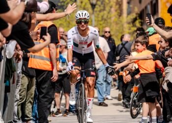Isaac del Toro abandona Itzulia tras fuerte caída en la etapa 3