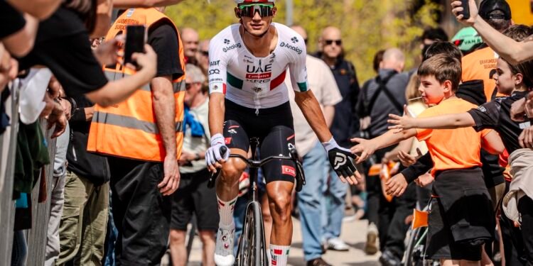 Isaac del Toro abandona Itzulia tras fuerte caída en la etapa 3