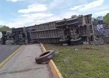 Tráiler cargado con miles pollos vuelca y paraliza tramo Mérida–Campeche