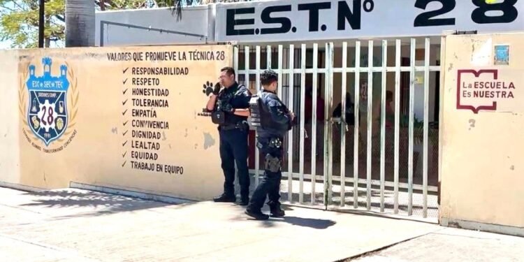 Estalla el terror en secundaria: detonan petardo y desatan caos