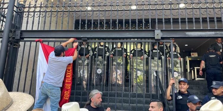 Productores bloquean Segob tras exigir ingreso total a mesa de diálogo