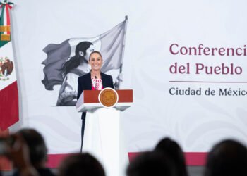 Sheinbaum pide a gasolineros no “pasarse de lanza” con precios de combustibles