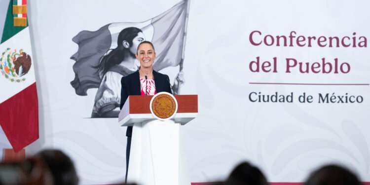 Sheinbaum pide a gasolineros no “pasarse de lanza” con precios de combustibles