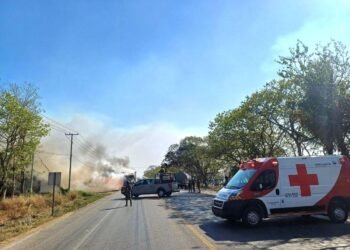 Tráiler arde en llamas y paraliza la federal en Champotón