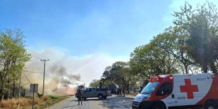 Tráiler arde en llamas y paraliza la federal en Champotón