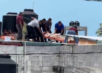 A segundos de la tragedia: rescatan a una menor que intentaba arrojarse de un techo