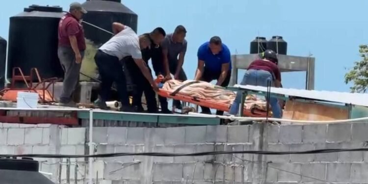 A segundos de la tragedia: rescatan a una menor que intentaba arrojarse de un techo
