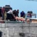 A segundos de la tragedia: rescatan a una menor que intentaba arrojarse de un techo